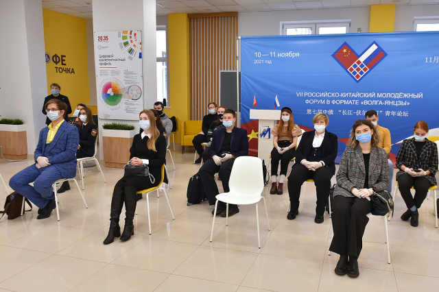 The University students take part in the Volga-Yangtze International Forum