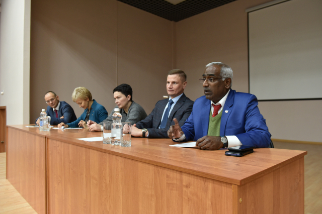 World Wide Renown Oncologist Meets Medical Students